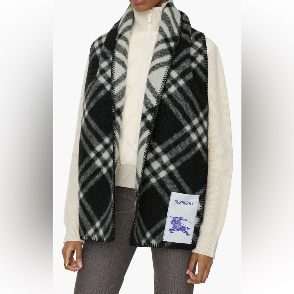 Burberry Check Wool Scarf NWT - Picture 2 of 9